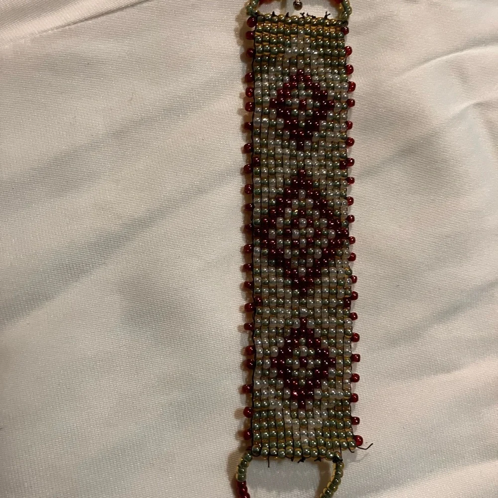 Beaded loomed bracelet with heart clasp 6.5”